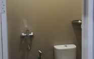 Toilet Kamar 6 Comfort Room at Srikandi Baru Inn
