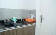 ห้องนอน 5 Comfy Studio Poris 88 Apartment by Travelio