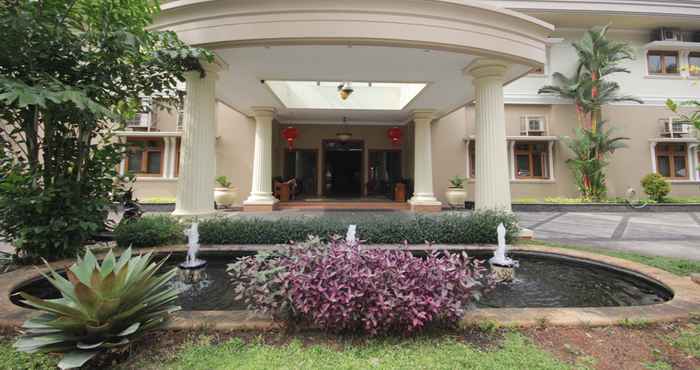 Bên ngoài Ambassador Residence