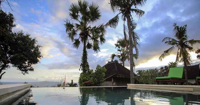 Swimming Pool Frangipani Inn & Restaurant Karangasem