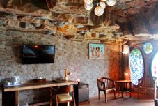 Common Space Seruni Hotel Hobbit House