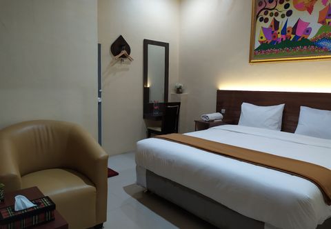 Bedroom Grand Royal Hotel