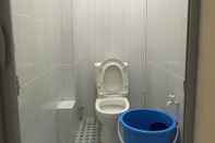 In-room Bathroom Naila Guesthouse Near Batam Ferry