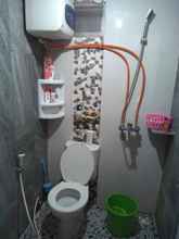 Toilet Kamar 4 Apartment 2BR The Suites Metro By Gress