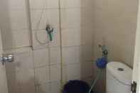 In-room Bathroom Studio Greenpalace Apartemen Kalibata by Nayla