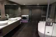 In-room Bathroom Expressionz Professional Suites by VS