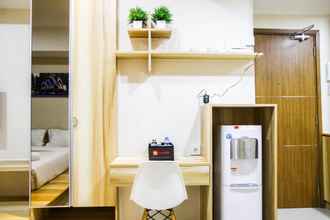 Kamar Tidur 4 Modern Style The Oasis Studio Apartment with Comfortable Sofa by Travelio