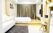 Kamar Tidur 7 Modern Style The Oasis Studio Apartment with Comfortable Sofa by Travelio