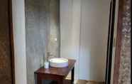 Toilet Kamar 5 Marianne Port Barton