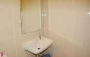 Toilet Kamar 3 Enjoy and Relax Studio Apartment The Oasis