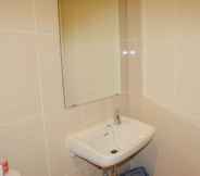 Toilet Kamar 3 Enjoy and Relax Studio Apartment The Oasis