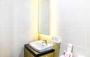 In-room Bathroom 5 Cozy and Minimalist 1BR @ Oasis Apartment by Travelio