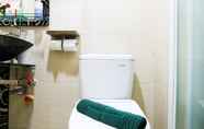 Toilet Kamar 7 Modern & City View Studio The Oasis Apartment