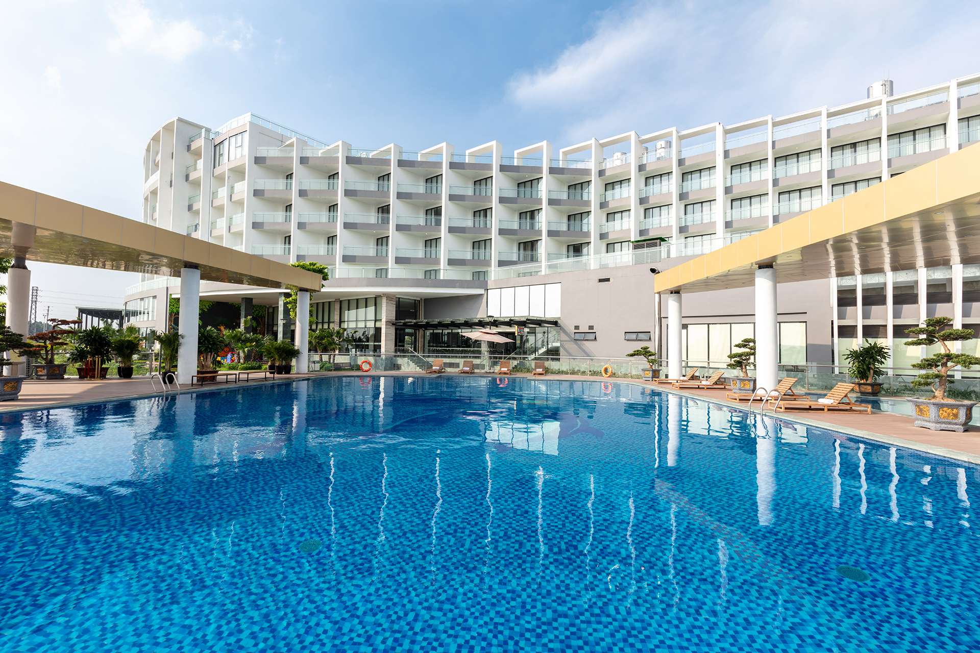 DIC Star Hotels & Resort Vinh Phuc - Khách sạn Vĩnh Yên có hồ bơi