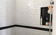 In-room Bathroom 4 Dinar Guesthouse 