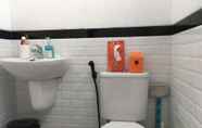 Toilet Kamar 5 Dinar Guesthouse 