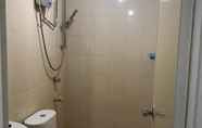 Toilet Kamar 7 Comfy 2BR Apartment at Serpong