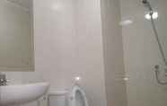 In-room Bathroom 6 Comfy Room at Apartemen Season City (HNS)