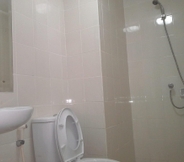 In-room Bathroom 6 Comfy Room at Apartemen Season City (HNS)