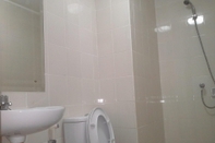 Toilet Kamar Comfy Room at Apartemen Season City (HNS)