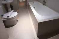 Toilet Kamar Blitz Hotel Batam Centre