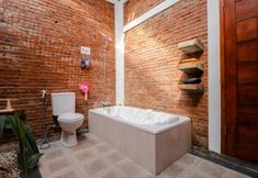 In-room Bathroom 6 Omah Teras Bata Guesthouse