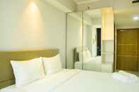 Kamar Tidur Mahogany Suites Studio Room The Oasis Apartment Cikarang by Travelio