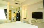 Phòng ngủ 7 Mahogany Suites Studio Room The Oasis Apartment Cikarang by Travelio