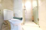 Toilet Kamar Spacious 1BR Apartment at Green Bay Pluit by Travelio