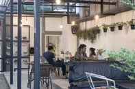 Bar, Cafe and Lounge Home Addicts Hostel Yogyakarta
