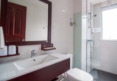 In-room Bathroom 6 Cherryloft @ Rangoon 