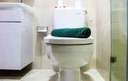 Toilet Kamar 4 Luxury 1BR with Study Room The Oasis Apartment by Travelio