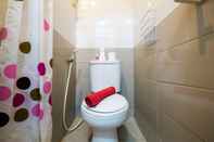 Toilet Kamar Comfort 2BR with Pool View Green Pramuka City Apartment by Travelio