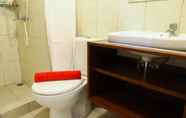 Toilet Kamar 7 Deluxe and Modern 2BR The Springlake Summarecon Apartment by Travelio