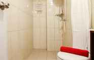 Toilet Kamar 6 Deluxe and Modern 2BR The Springlake Summarecon Apartment by Travelio