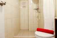 In-room Bathroom Deluxe and Modern 2BR The Springlake Summarecon Apartment by Travelio