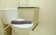 Toilet Kamar 2  Cozy 1BR The Oasis Cikarang Apartment