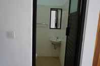 In-room Bathroom Uluwatu Made Guest House 