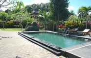 สระว่ายน้ำ 3 Uluwatu Made Guest House 