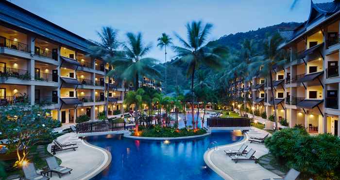Kolam Renang Radisson Resort and Suites Phuket