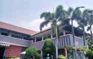 Bên ngoài 4 Hotel Sinergi Gresik