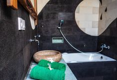 In-room Bathroom 6 Fins Villa Medewi 