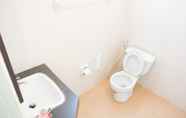 Toilet Kamar 6 Moon Inn Hotel