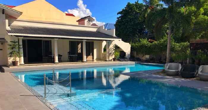 Swimming Pool Avenue Suites