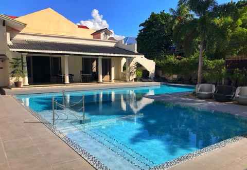 Swimming Pool Avenue Suites