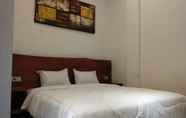 Kamar Tidur 5 The Emerald Inn