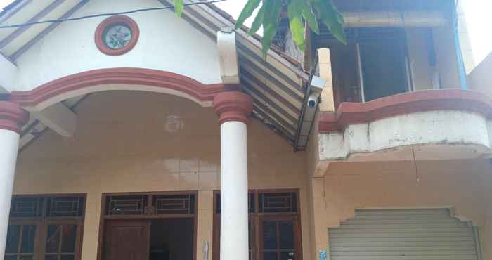 Exterior Budget Room at Jalan Satria Barat Semarang