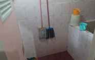 In-room Bathroom 7 Budget Room at Jalan Satria Barat Semarang