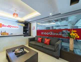 Lobby 2 RedDoorz Plus @ One Liberty Hotel Kalayaan Avenue