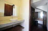 In-room Bathroom 7 Springhill Villas and Resort Jimbaran